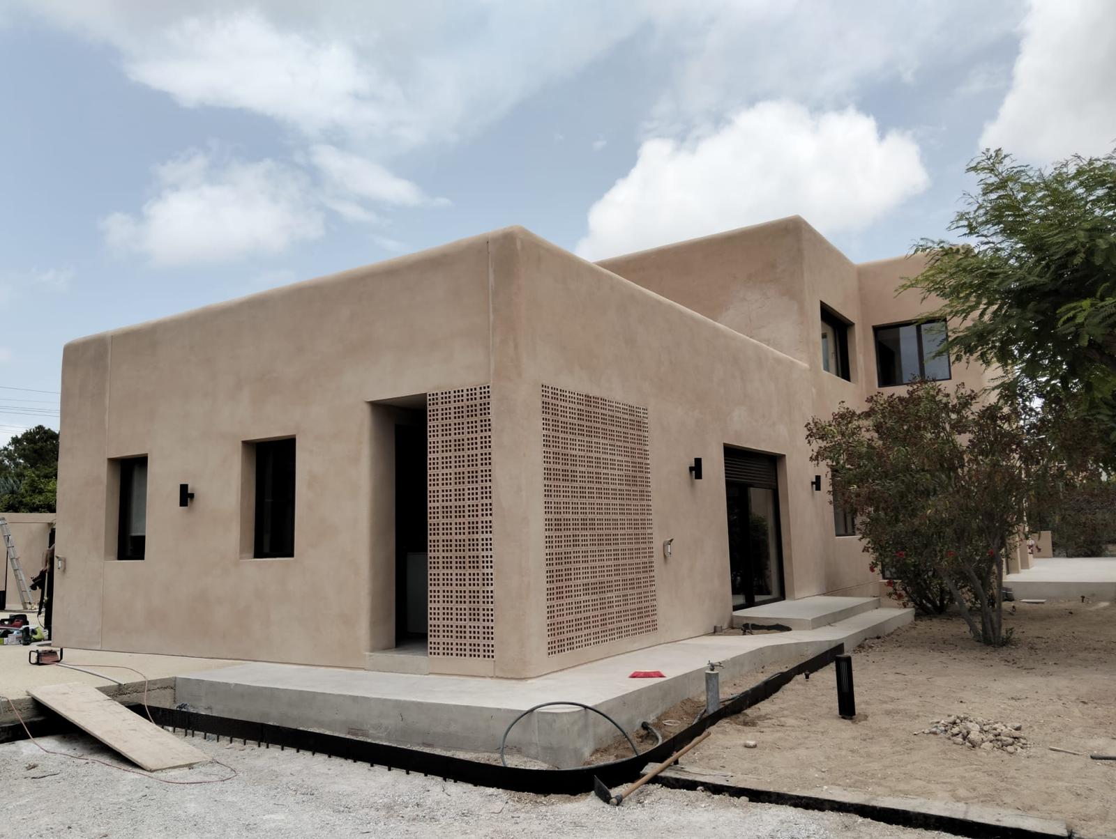 Fachada revestida con VELADUR RASPADO