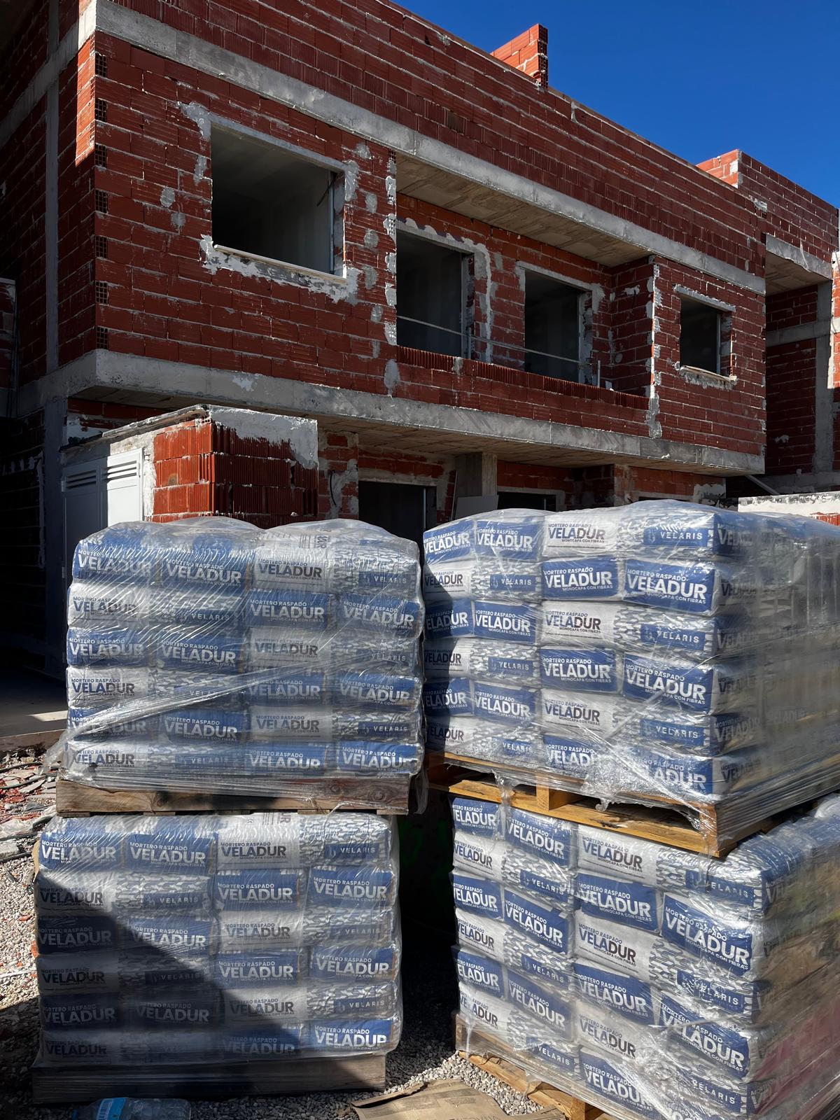 Palés de mortero Veladur suministrados por Velaris en una obra